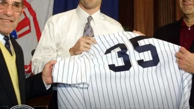 BREAKING: Yankees owner Harold Steinbrenner officially announces the return of New York Yankees legend Mike Mussina in 2025 as…