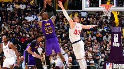Shorthanded Lakers grind out victory vs. Clippers for fifth straight win