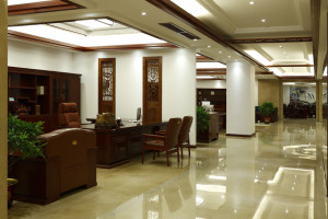 e5ae9ee69ca8e5b195e58e85e58cba1-300x200-84 实木展厅区1