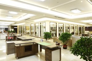 e883b6e69dbfe58fb0e5928ce5b18fe9a38ee5b195e7a4bae58cba-300x200-84 胶板台和屏风展示区