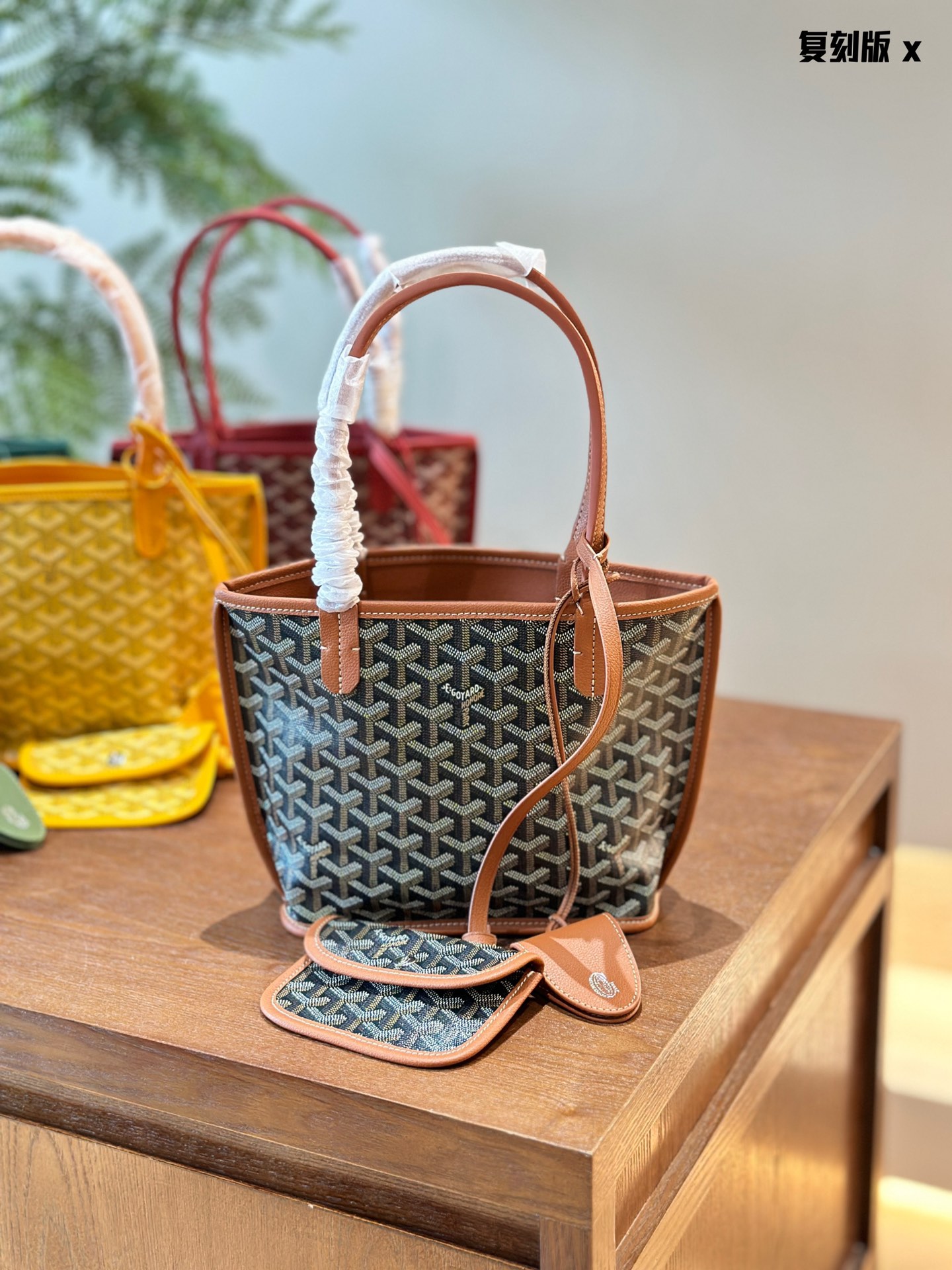 25292-Goyard -370 gallery