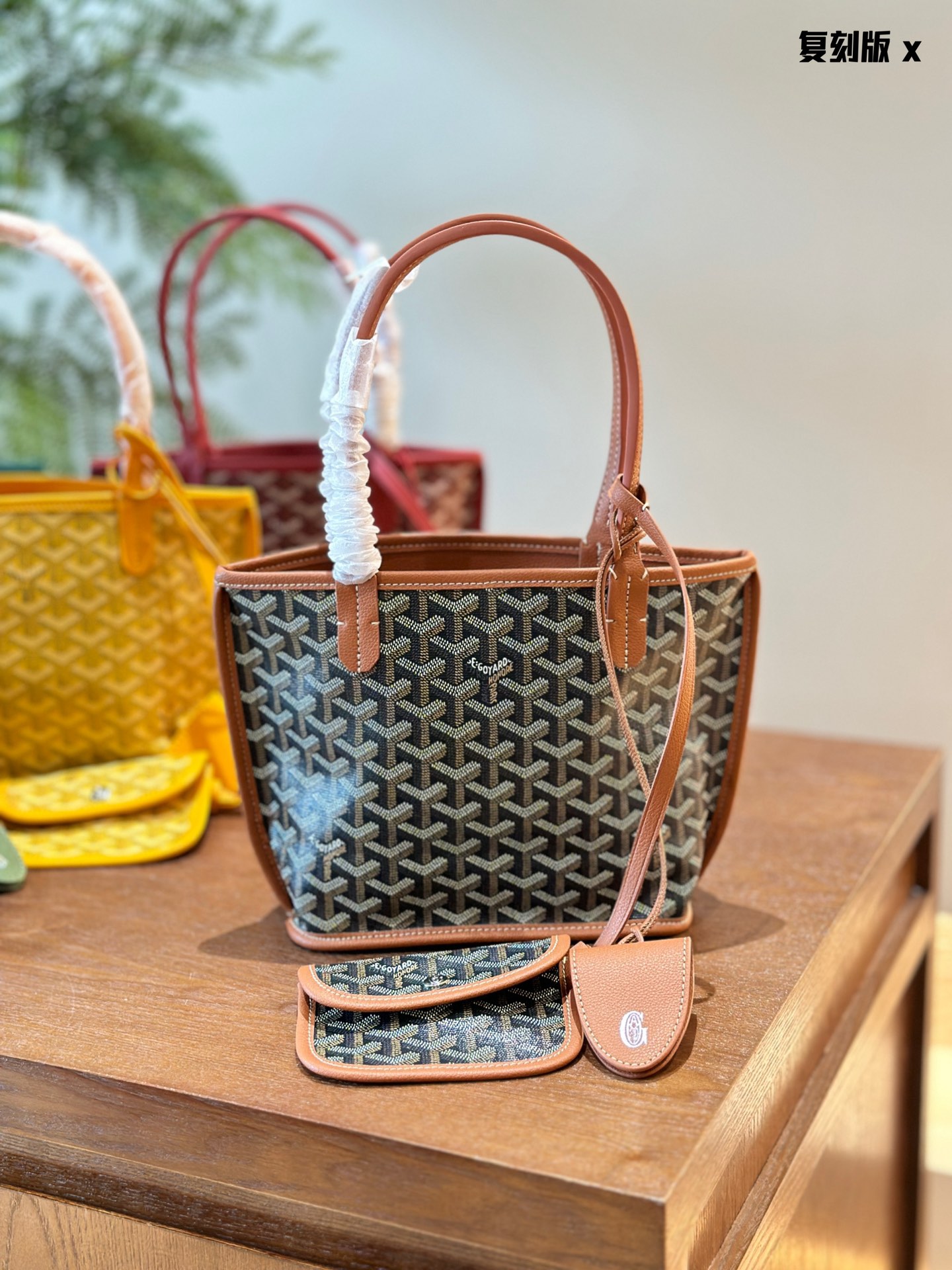 25292-Goyard -370 gallery