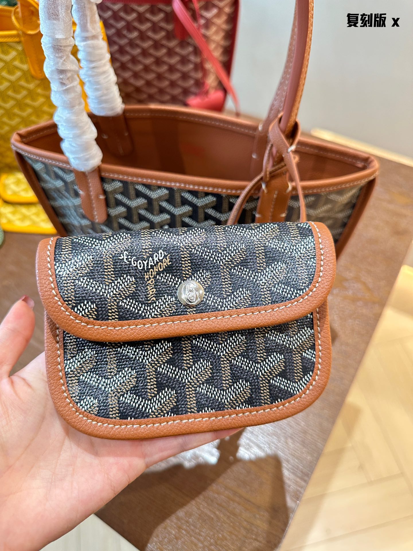 25292-Goyard -370 gallery