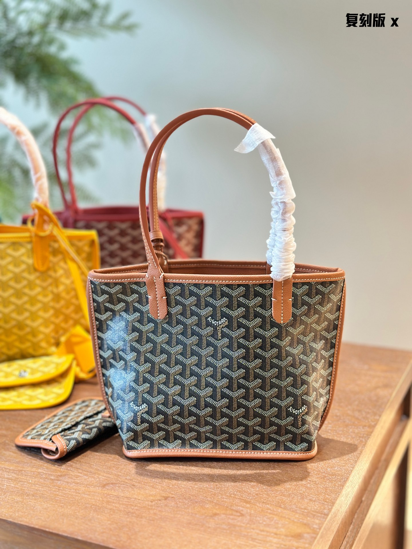 25292-Goyard -370 gallery