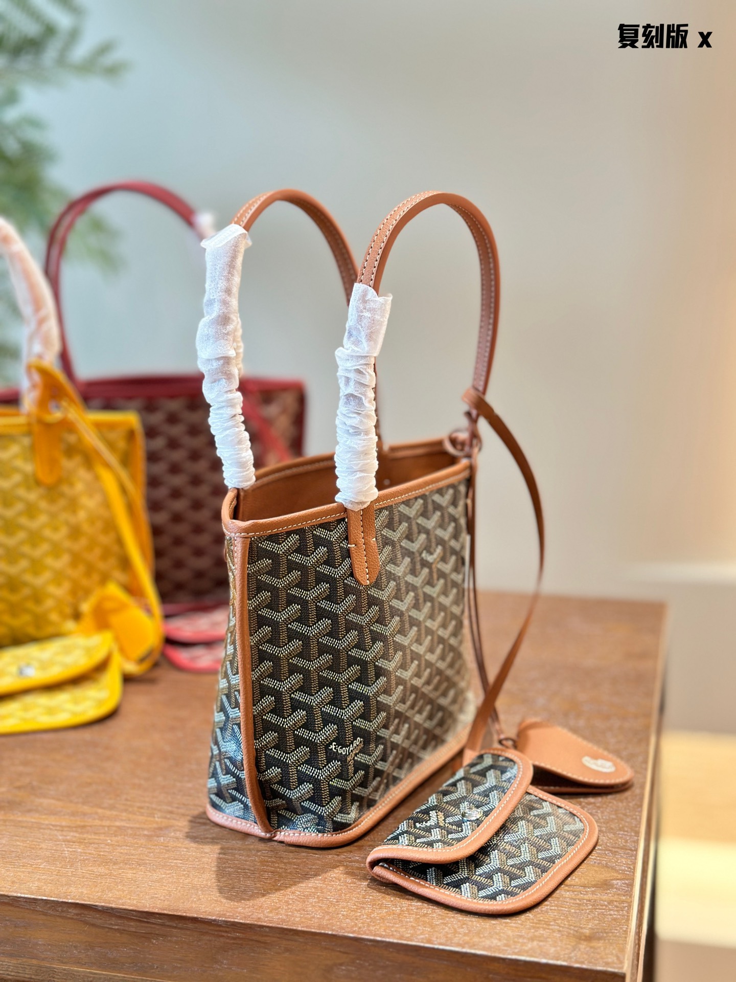 25292-Goyard -370 gallery