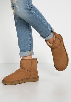 279-8680-T   UGG $31.55 gallery