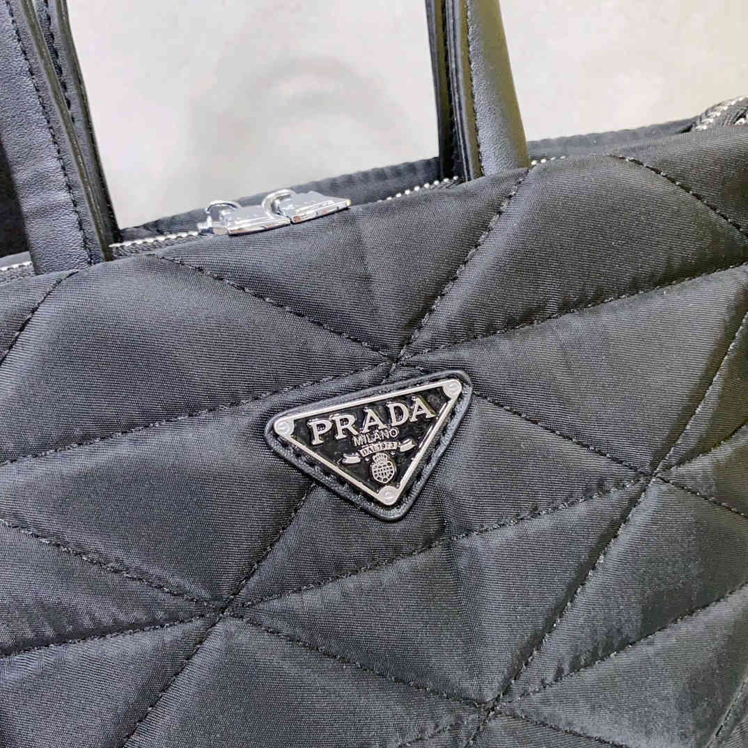 27.12$   PRADA   301-4559-M gallery