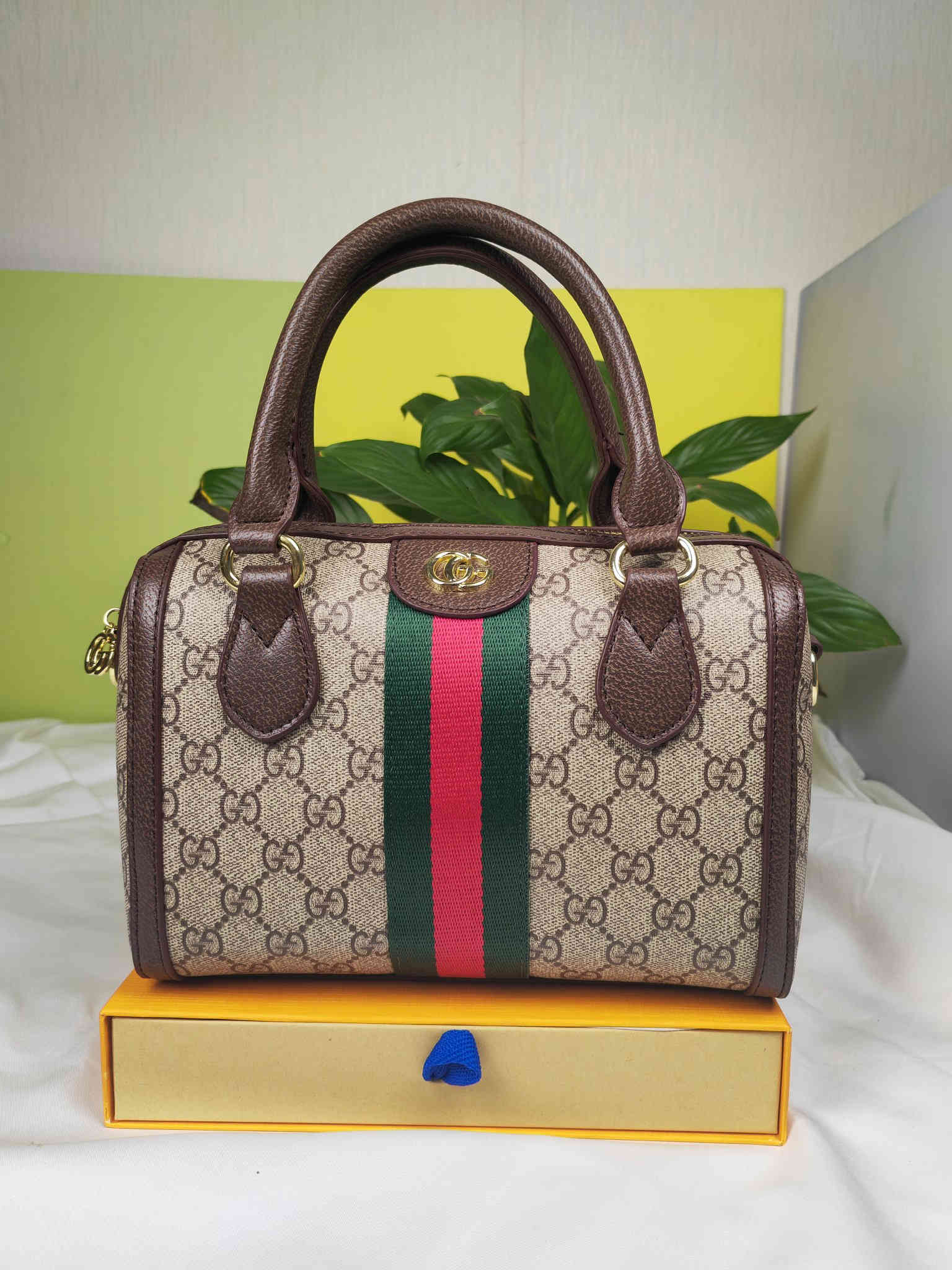 28.5$  GUCCI   301-4577-M gallery