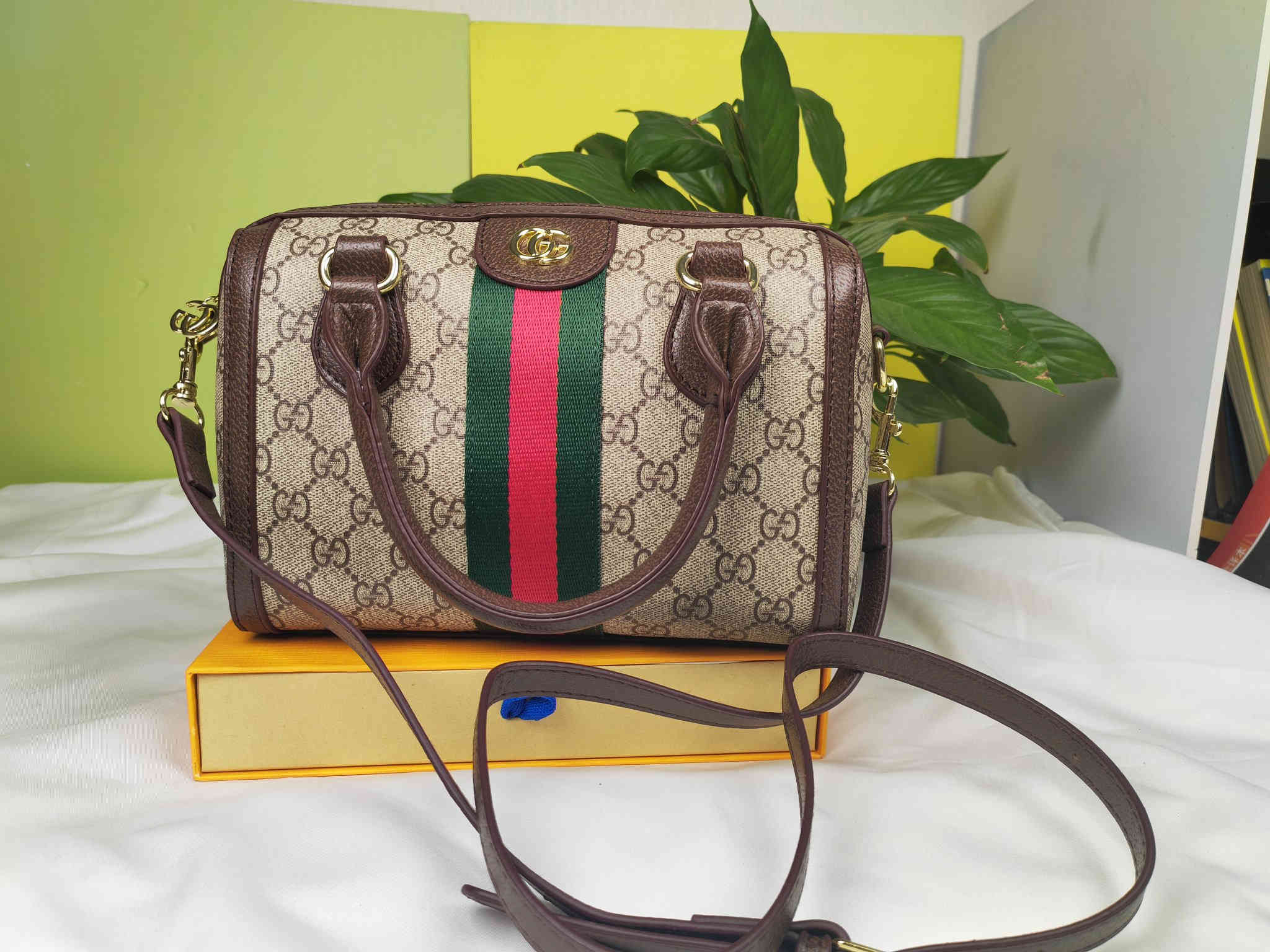 28.5$  GUCCI   301-4577-M gallery