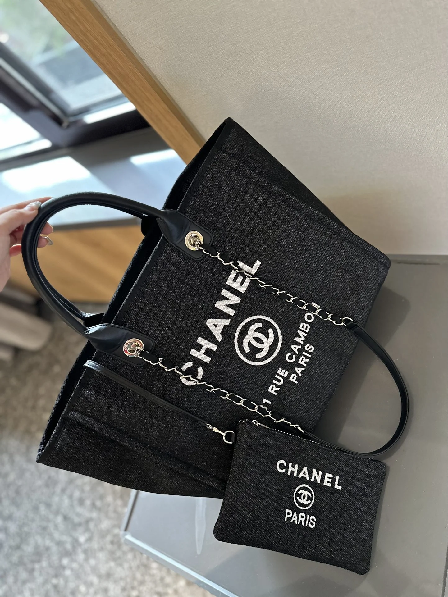 3853-440-64-chanel-not box gallery