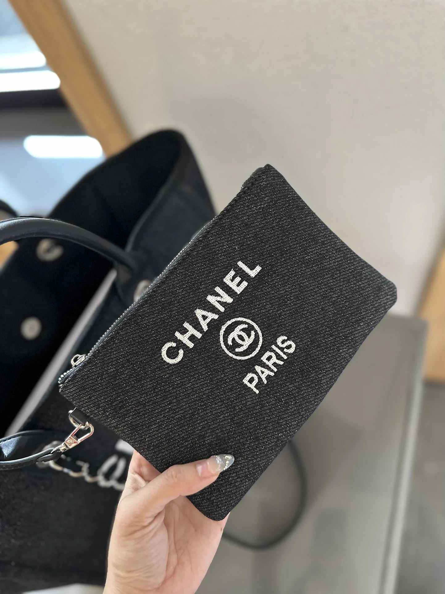 3853-440-64-chanel-not box gallery