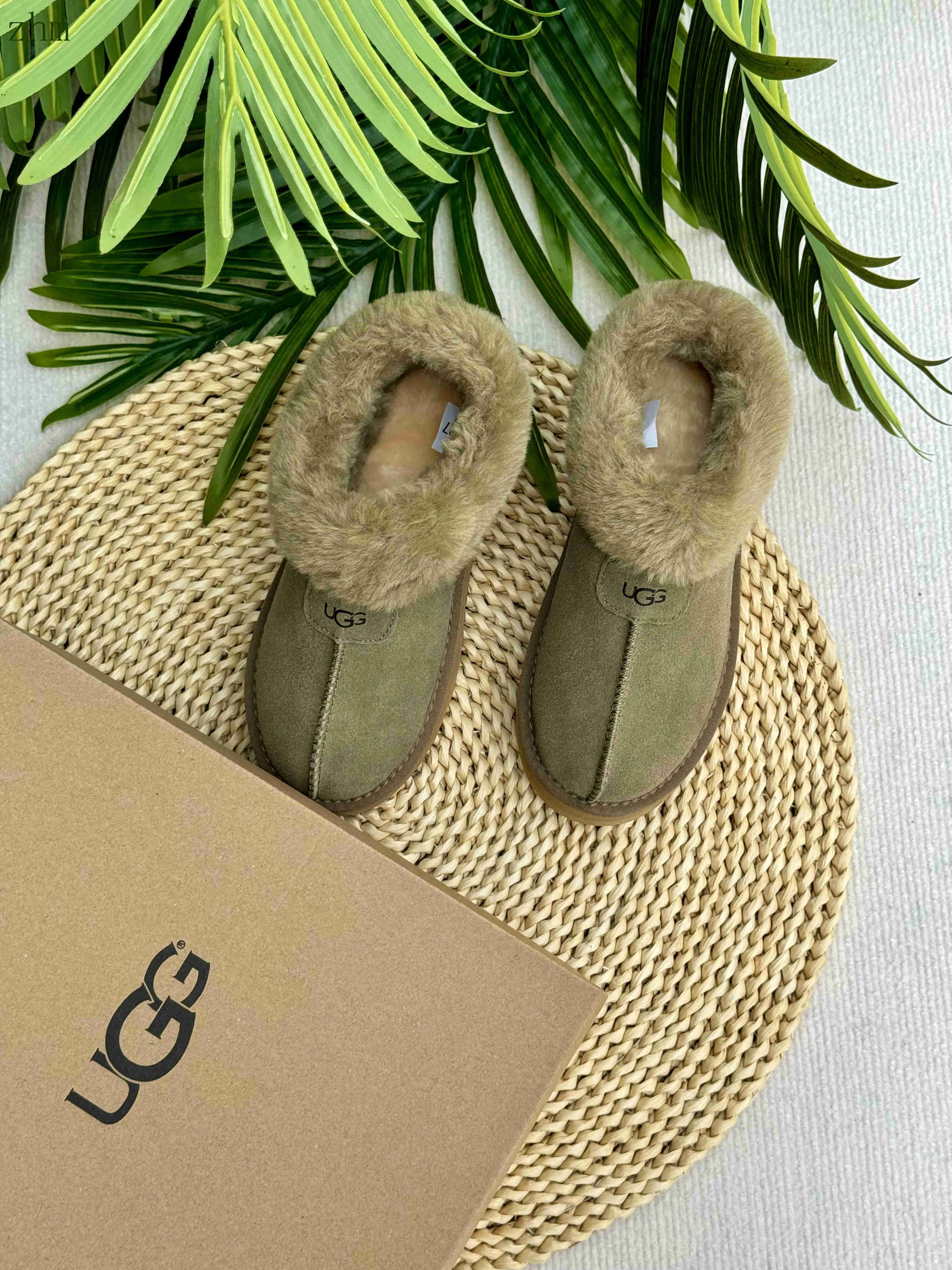 42.7$    UGG-4400-M gallery