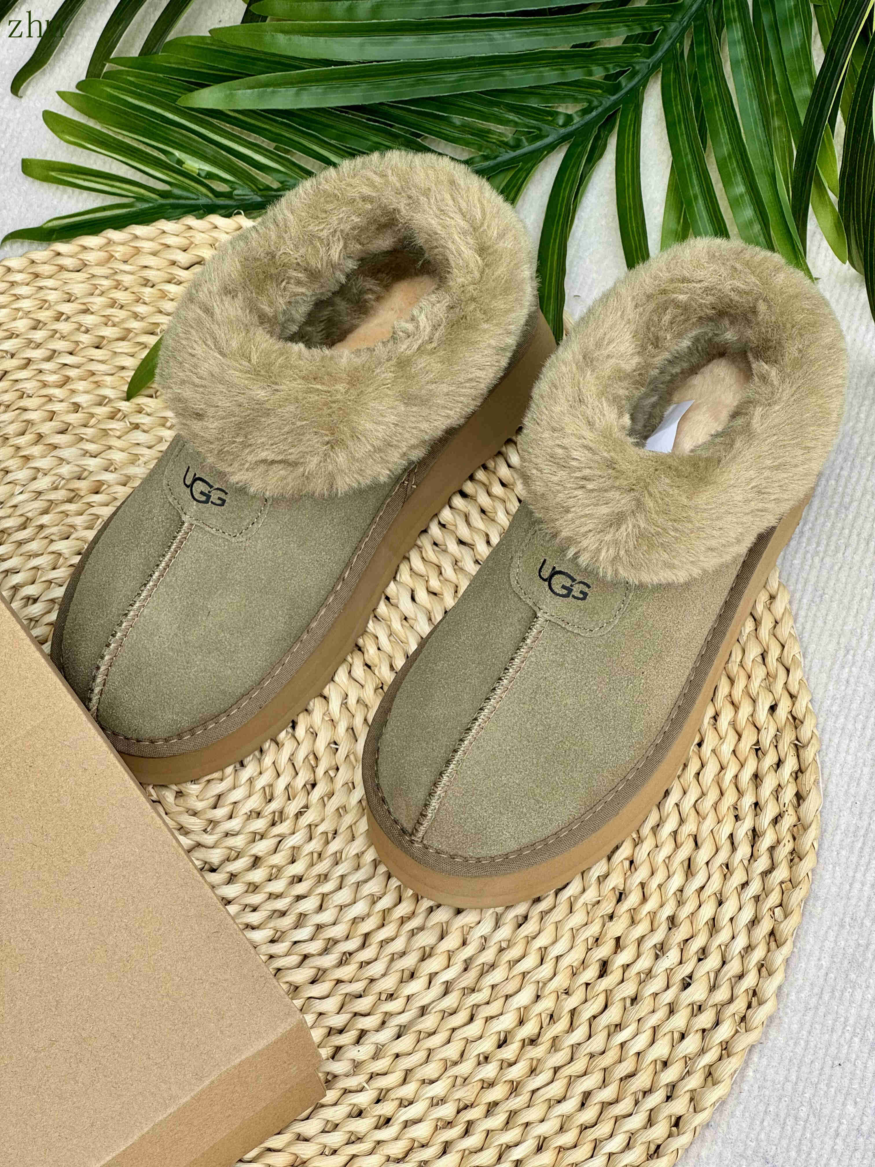 42.7$    UGG-4400-M gallery