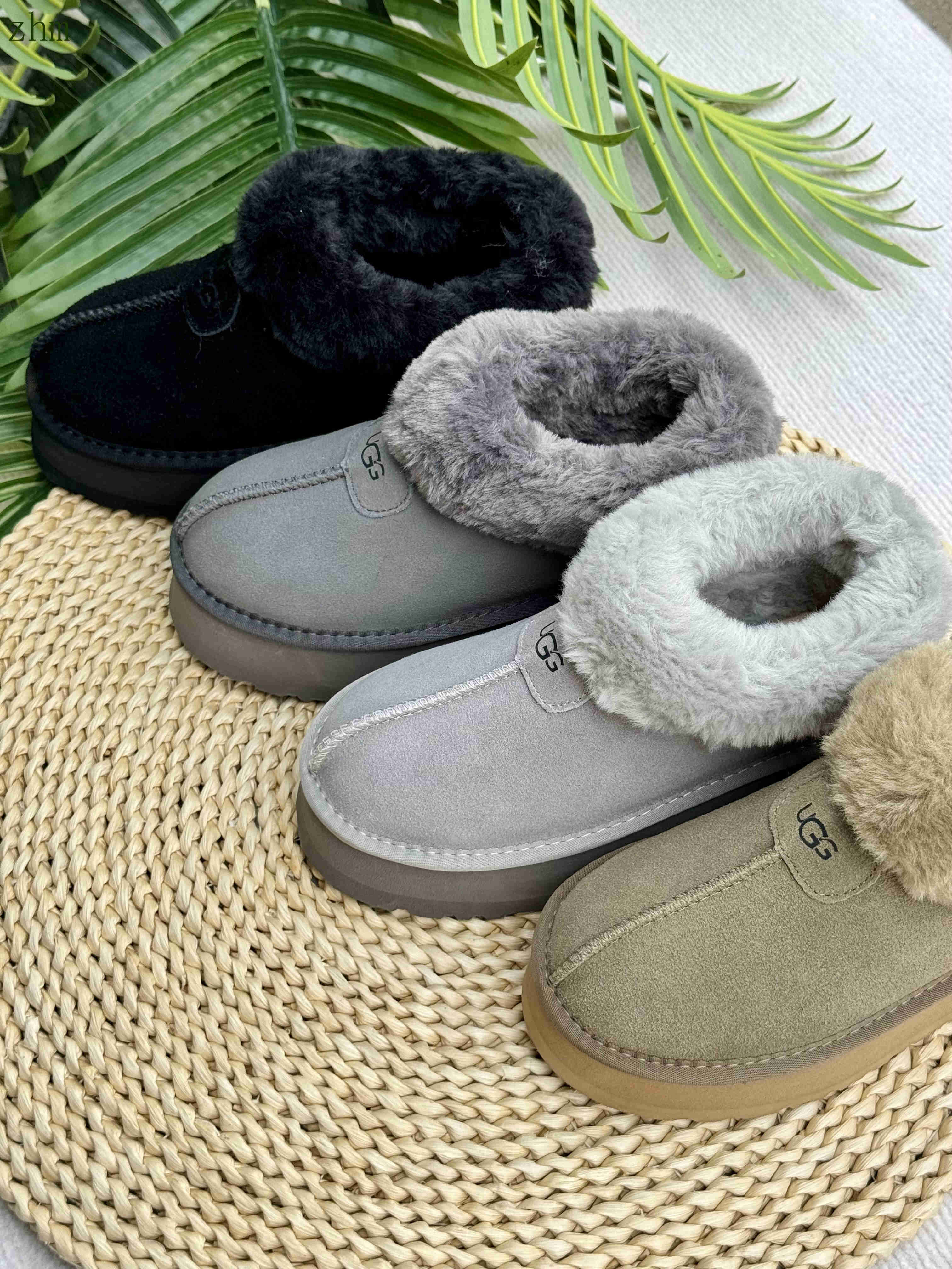 42.7$    UGG-4400-M gallery