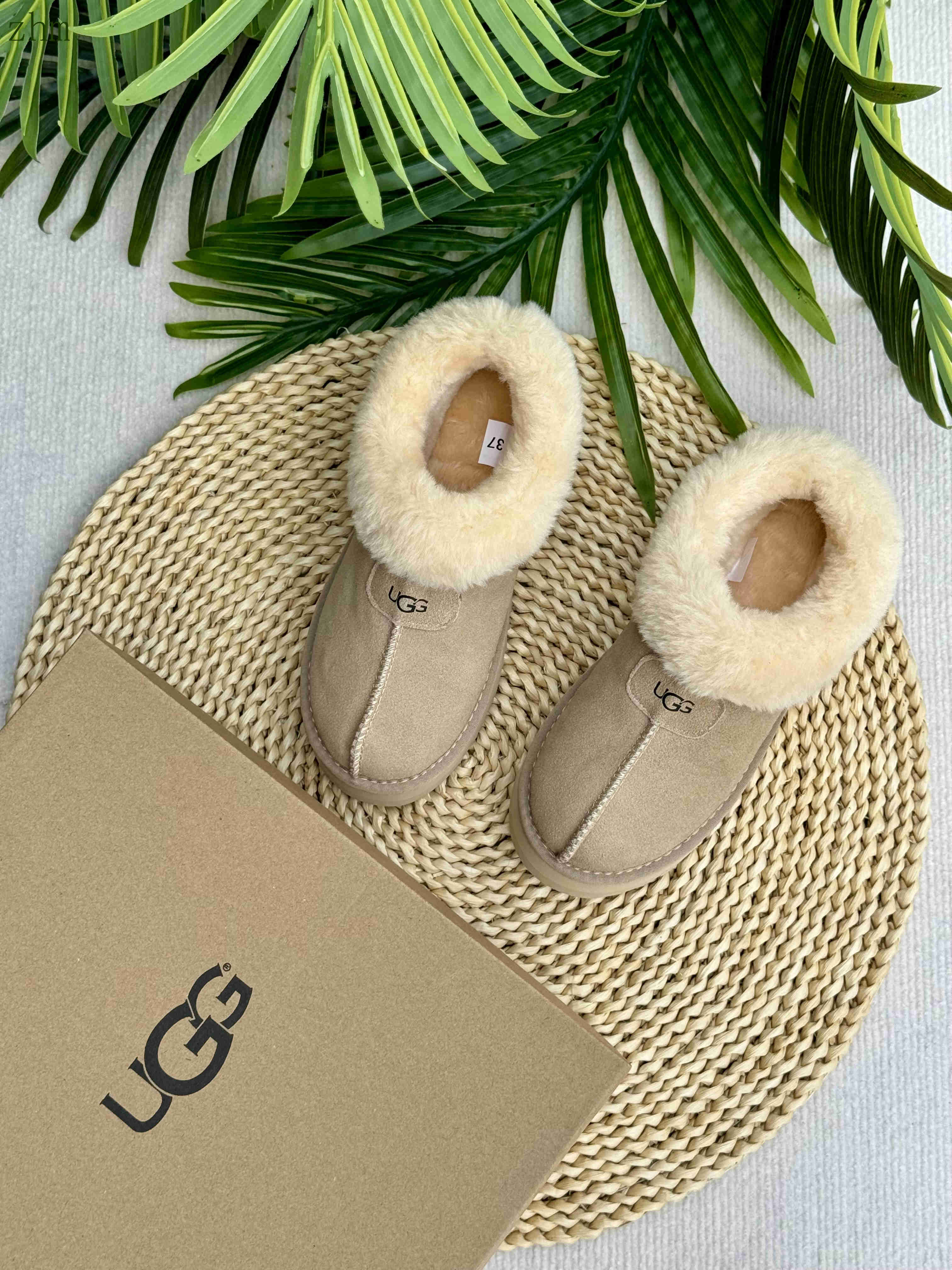 42.7$    UGG-4400-M gallery