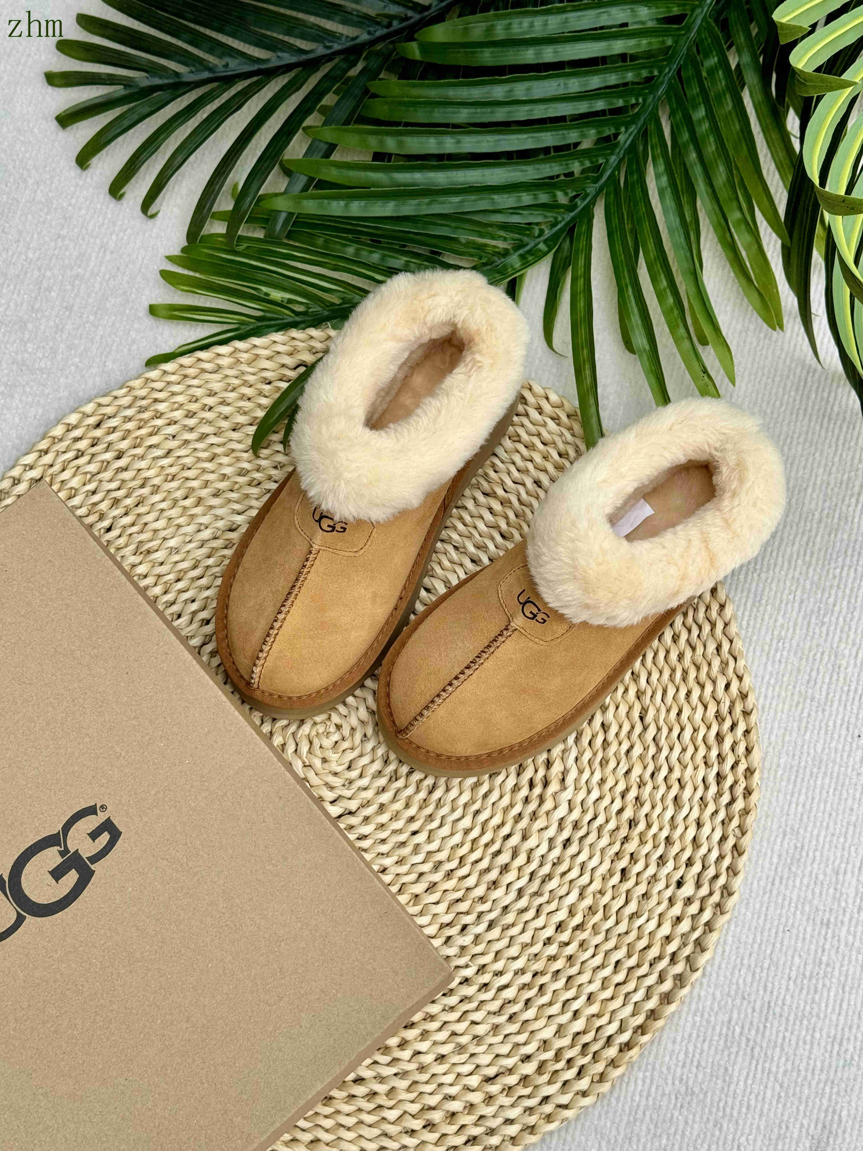 42.7$    UGG-4400-M gallery