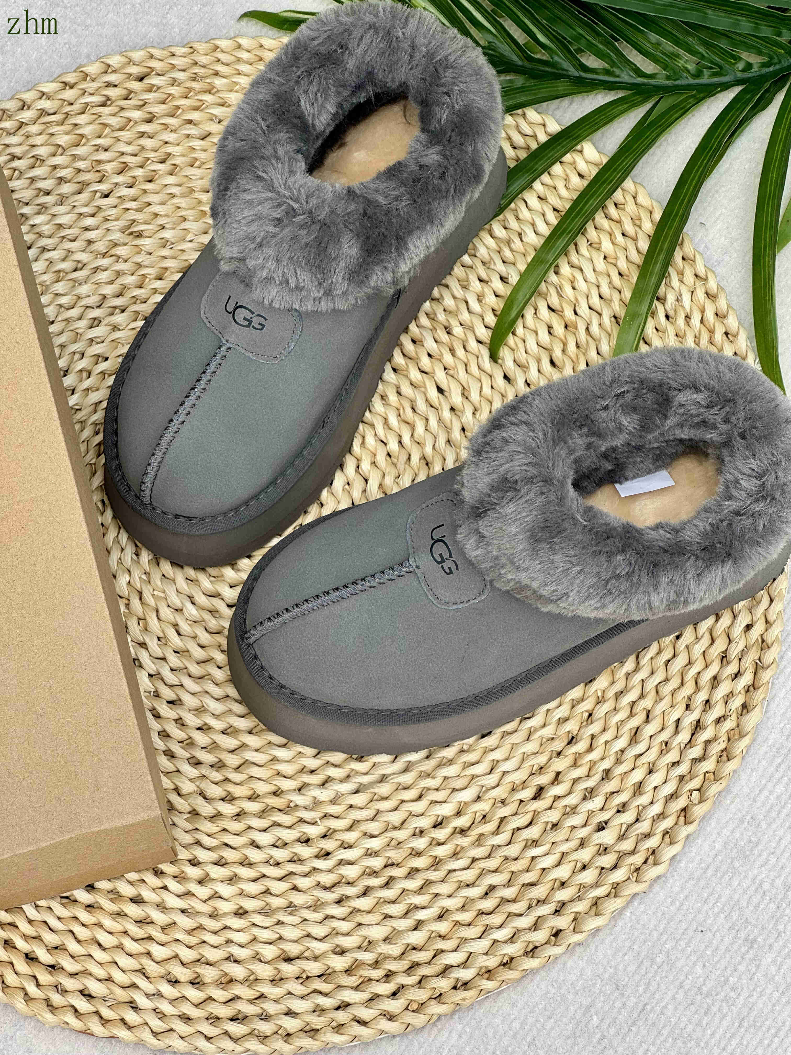 42.7$    UGG-4400-M gallery