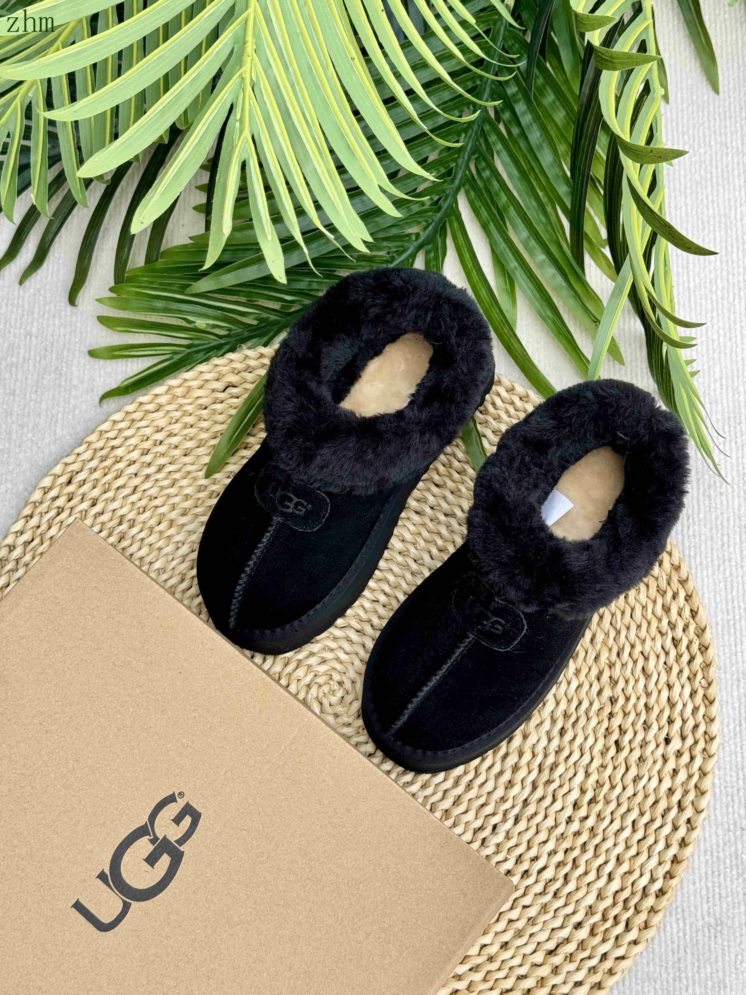 42.7$    UGG-4400-M gallery