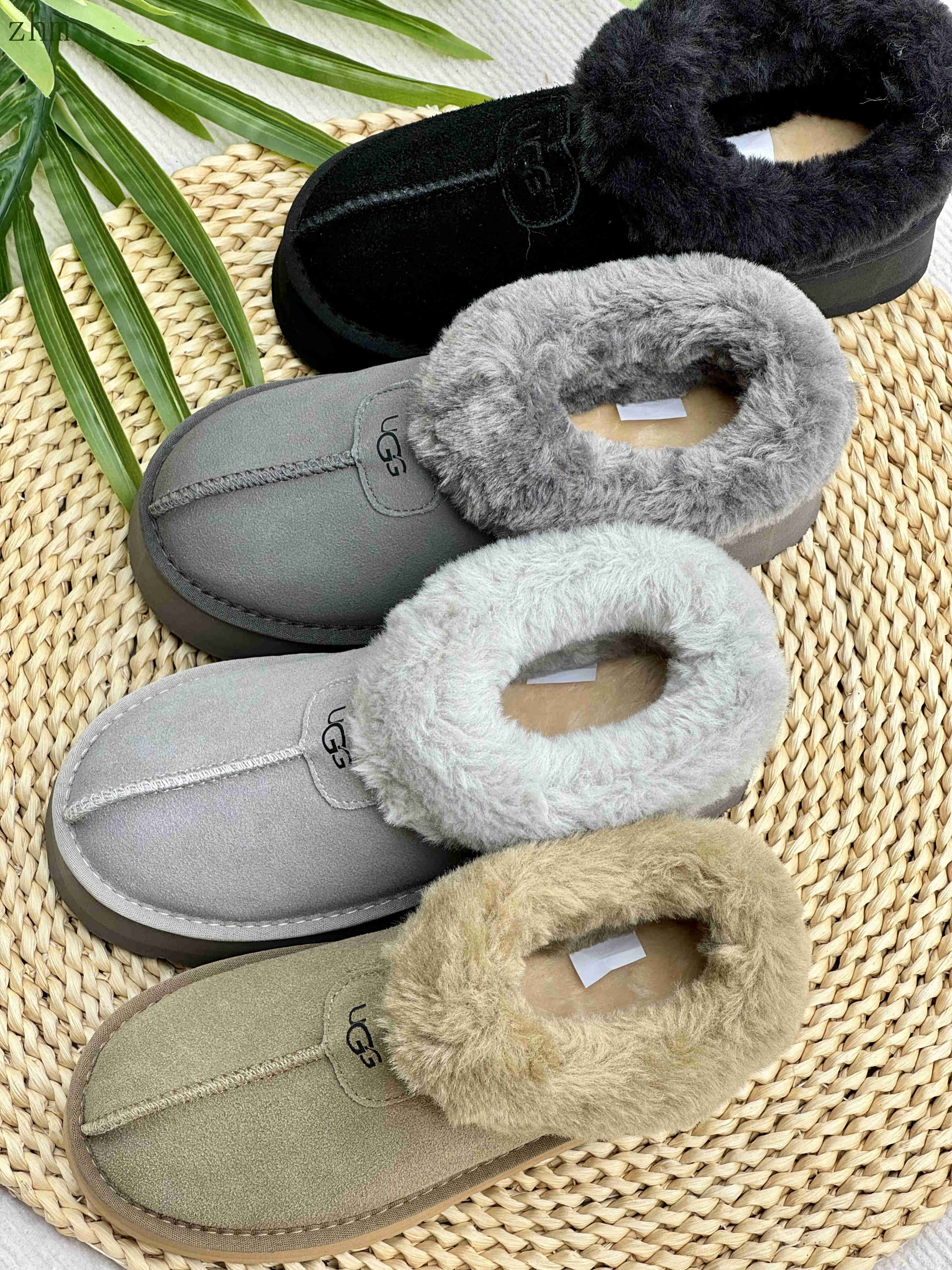 42.7$    UGG-4400-M gallery