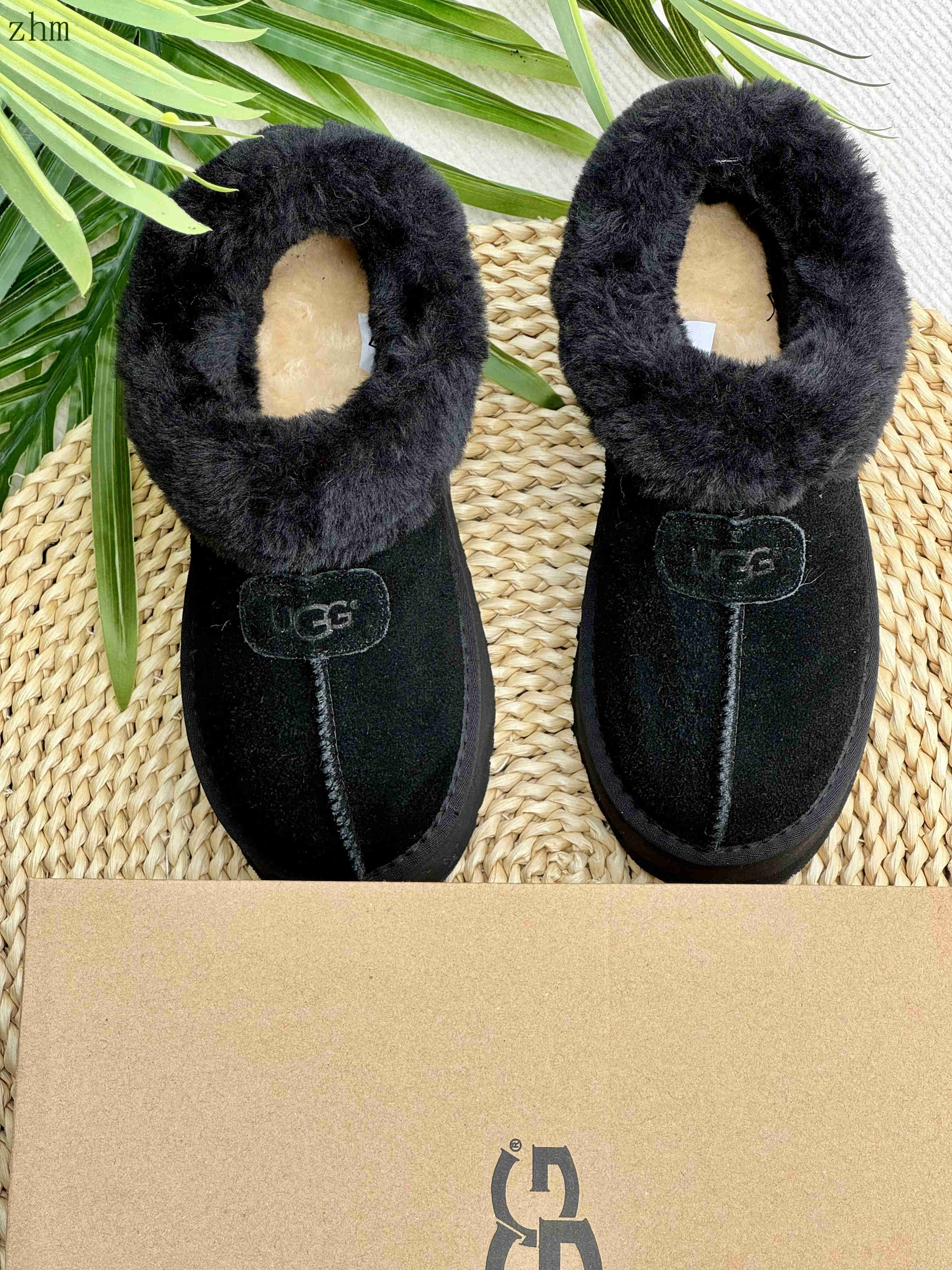 42.7$    UGG-4400-M gallery