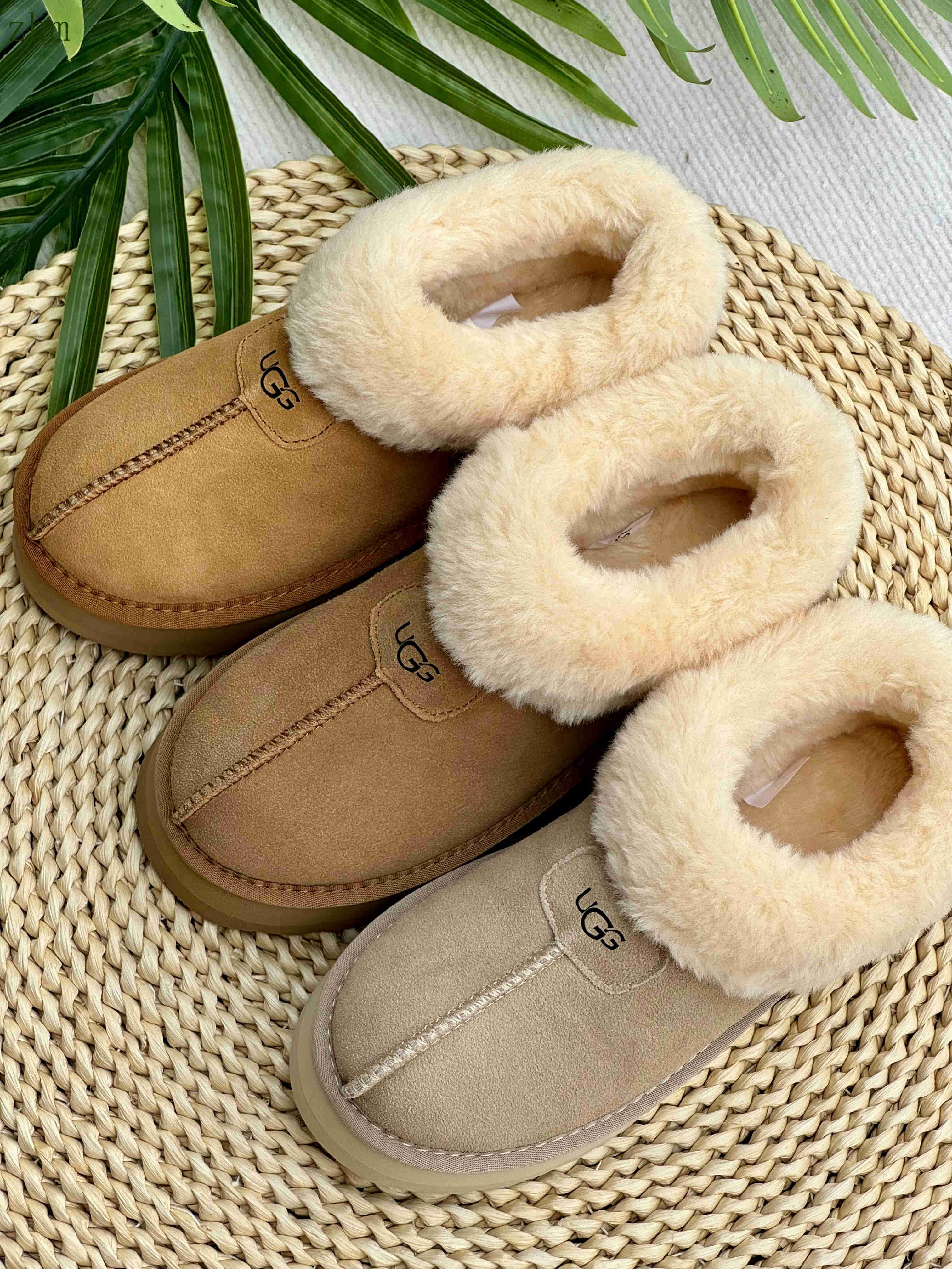 42.7$    UGG-4400-M gallery