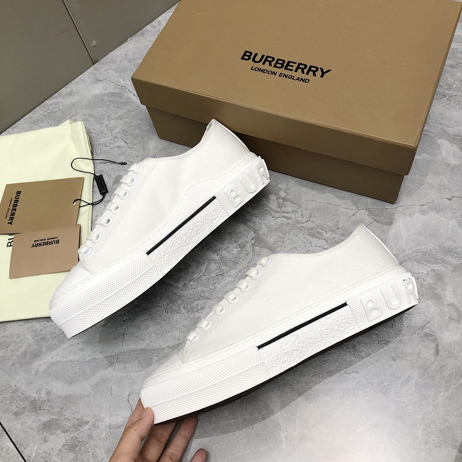 47.39$  BURBERRY     code 449-6892-R gallery