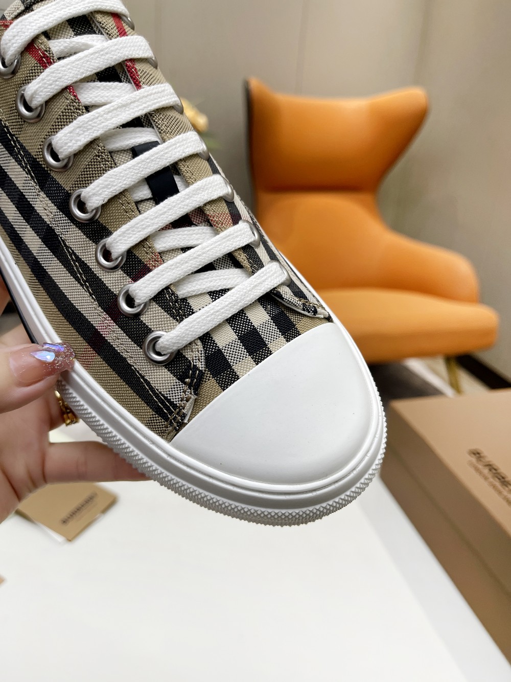 47.39$  BURBERRY     code 449-6892-R gallery