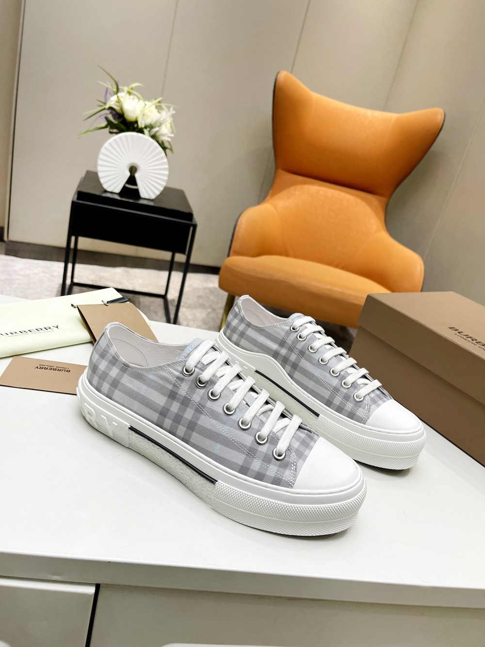 47.39$  BURBERRY     code 449-6892-R gallery