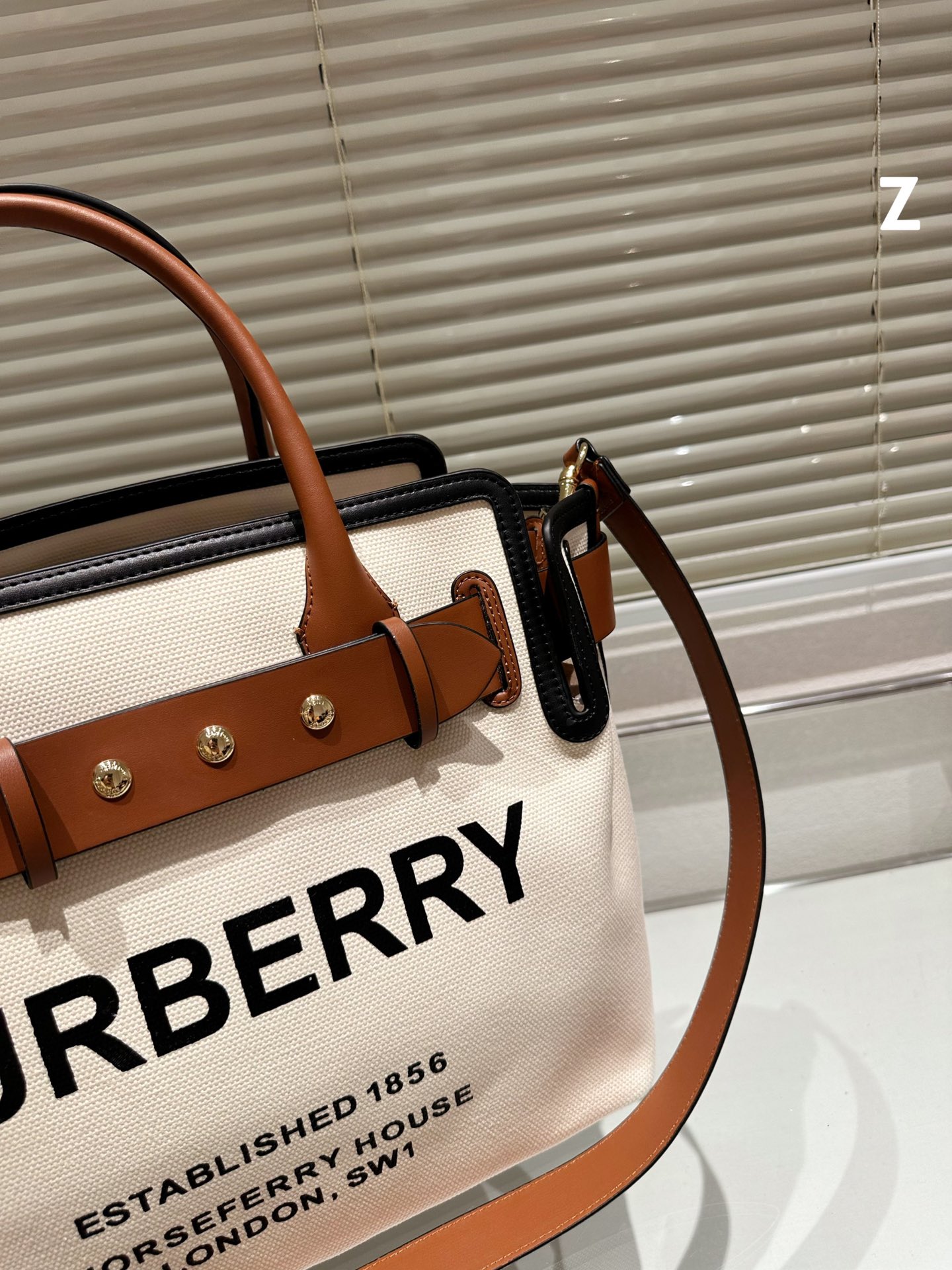 9397-T     BURBERRY   68$ gallery