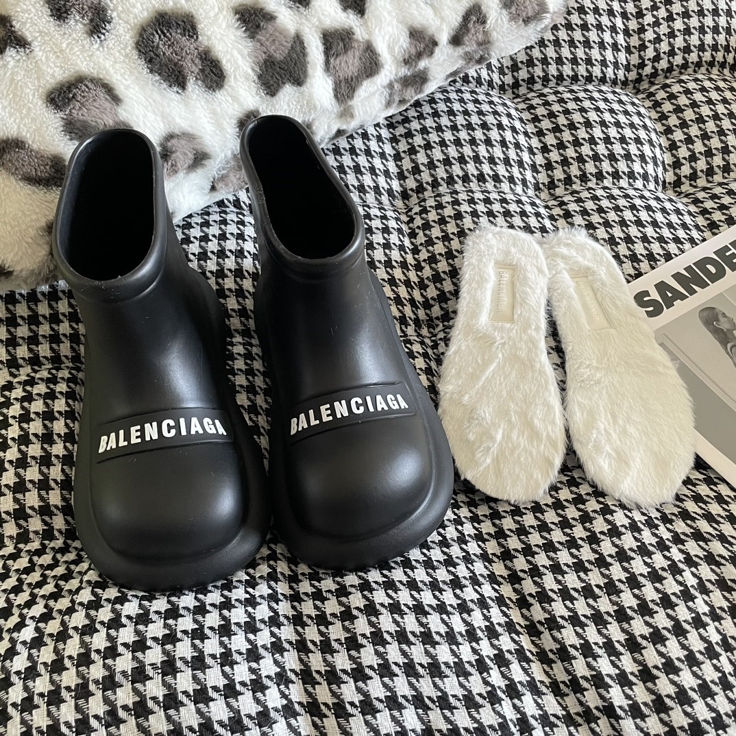 BALENCIAGA 54.66$  code 356-6803-R gallery