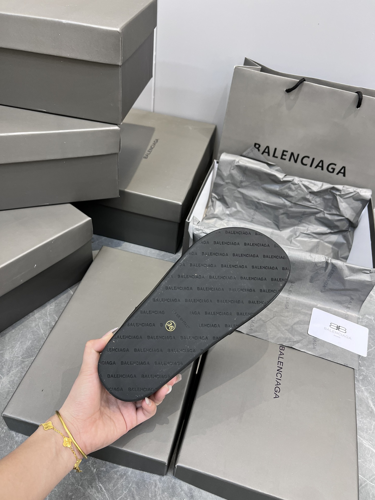 BALENCIAG  45.99$  code 449-6575-R gallery