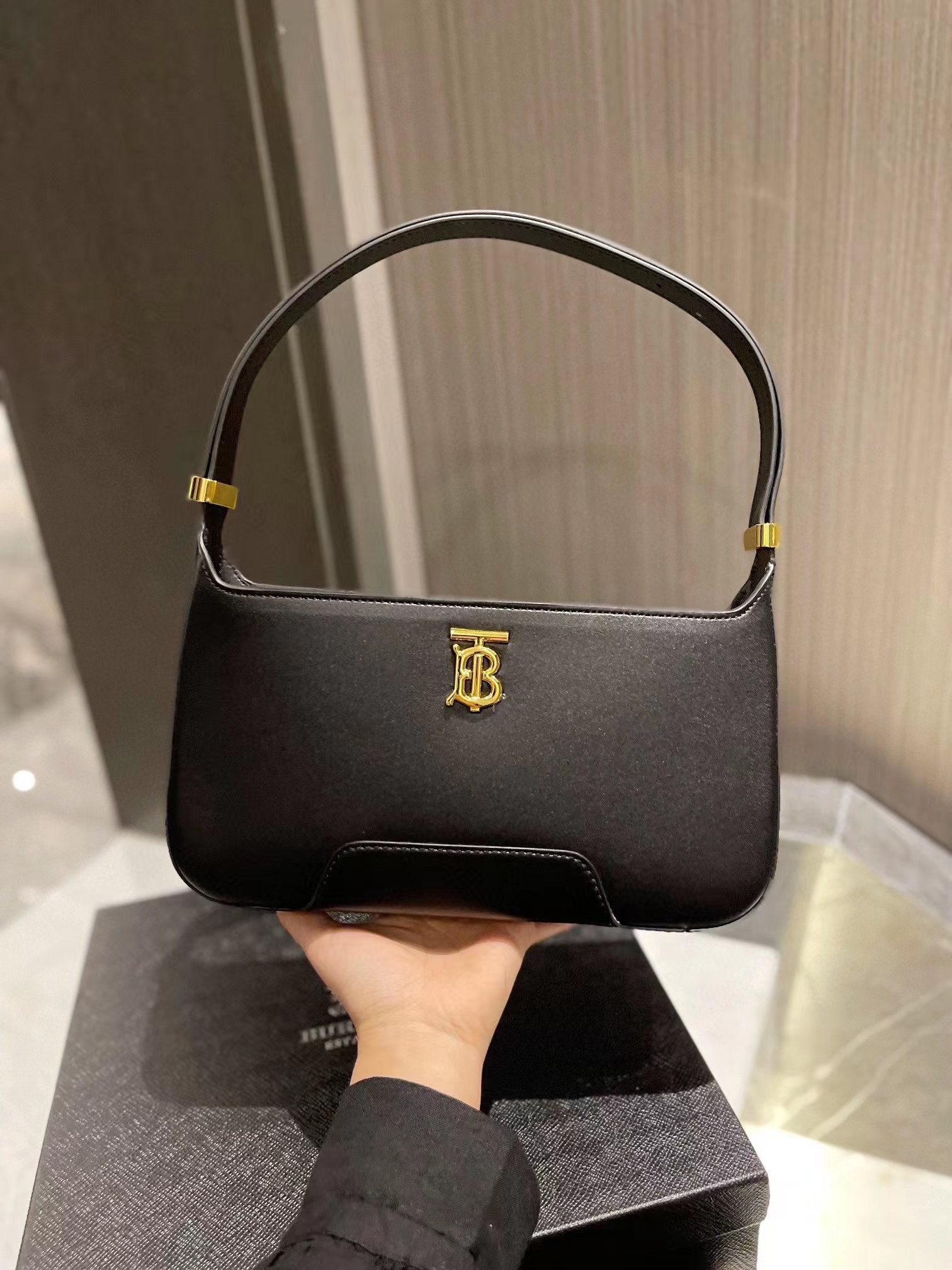 BURBERRY 71.11$ Code 472-6682-R gallery