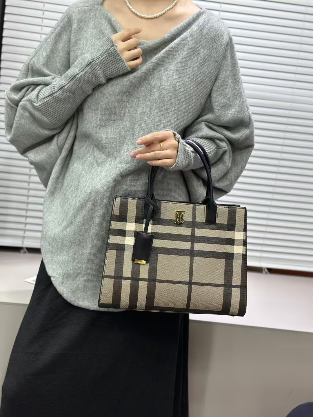 BURBERRY  42.99$   CODE 404-7266-R gallery