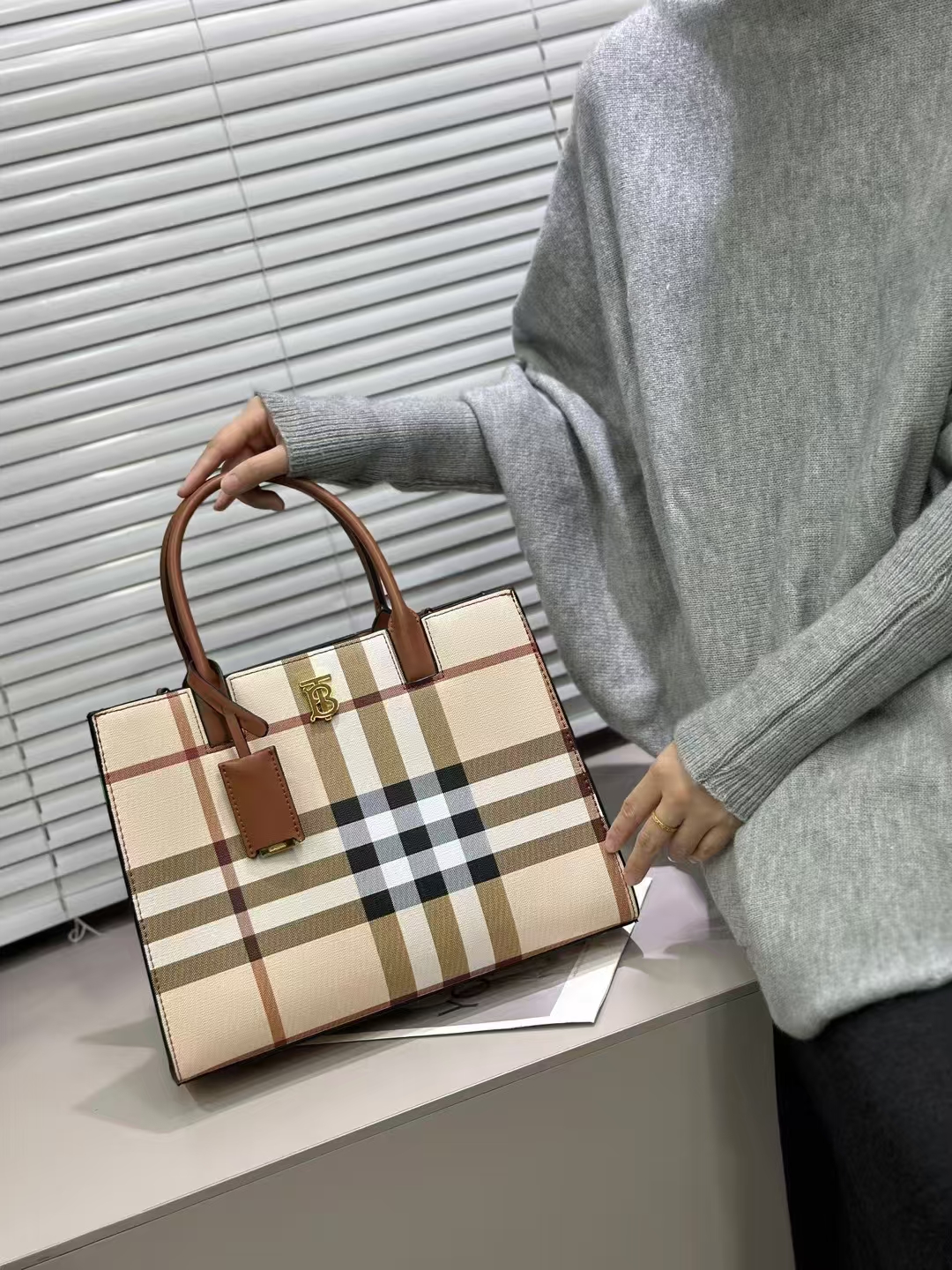 BURBERRY  42.99$   CODE 404-7266-R gallery