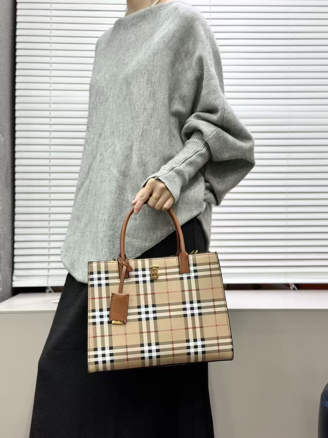 BURBERRY  42.99$   CODE 404-7266-R gallery