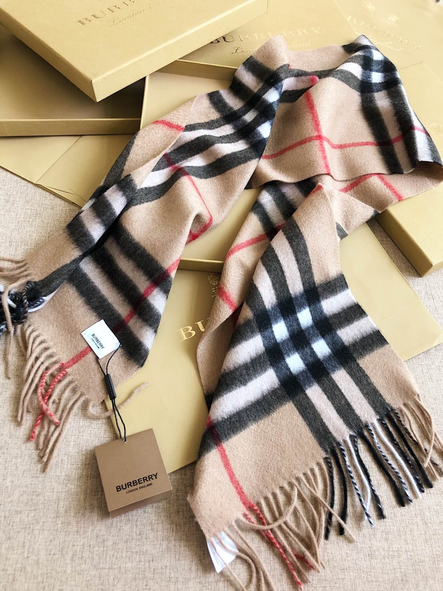 Burberry 25.66$ code 391-9622-T gallery