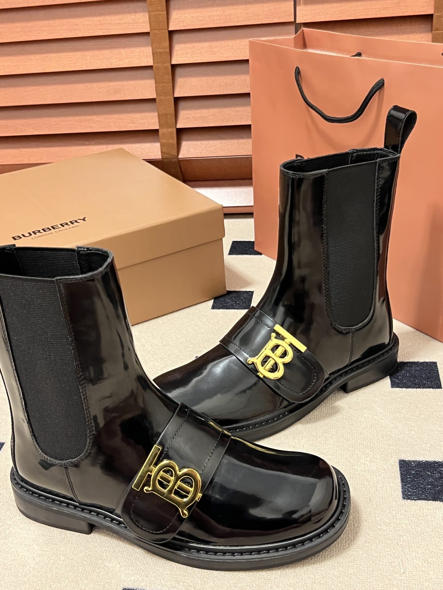 Burberry Boots 50$    10046-T gallery