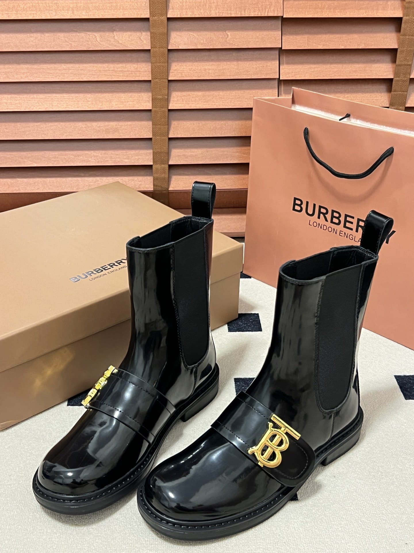 Burberry Boots 50$    10046-T gallery