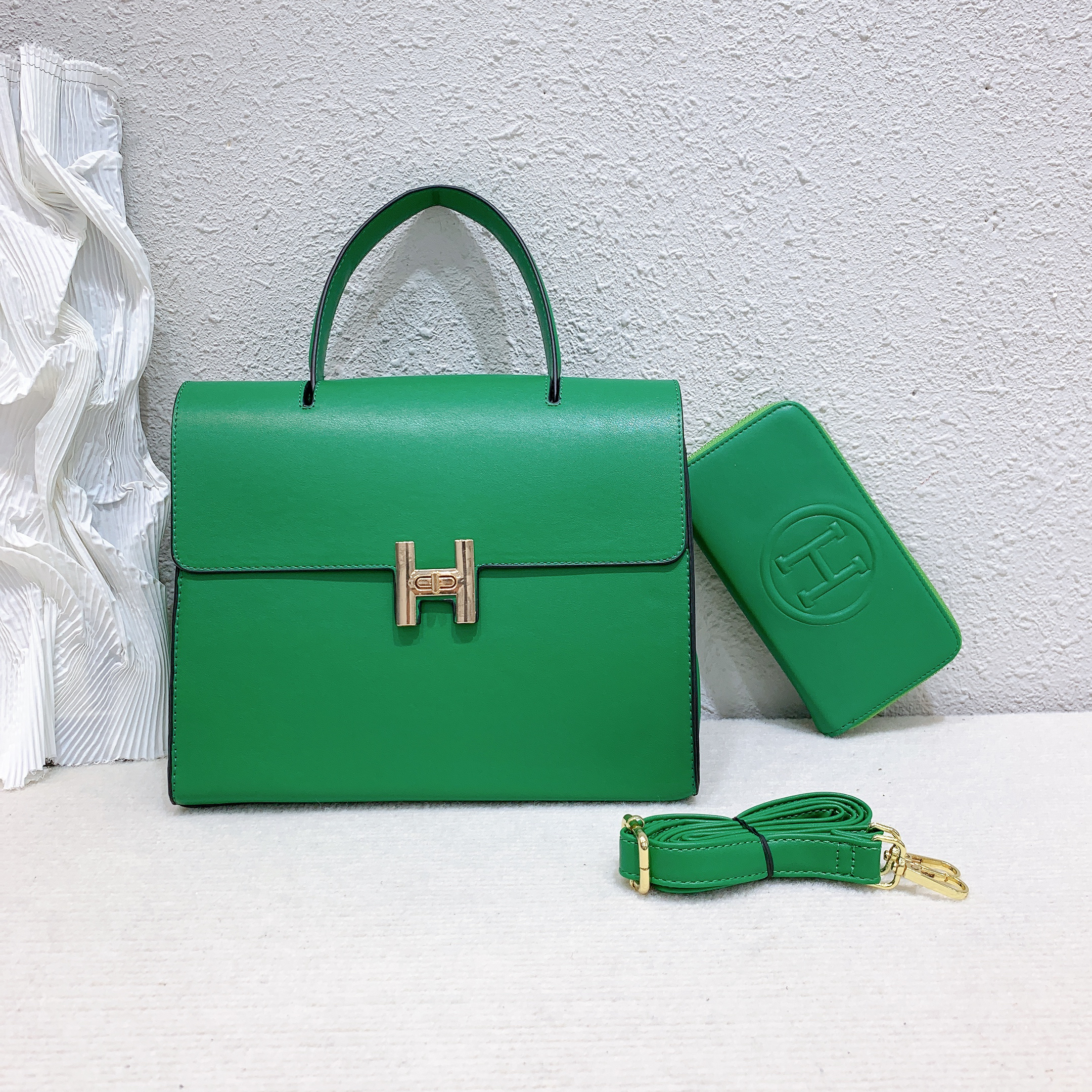 Hermes Code 404-6664-R   46.99$ gallery