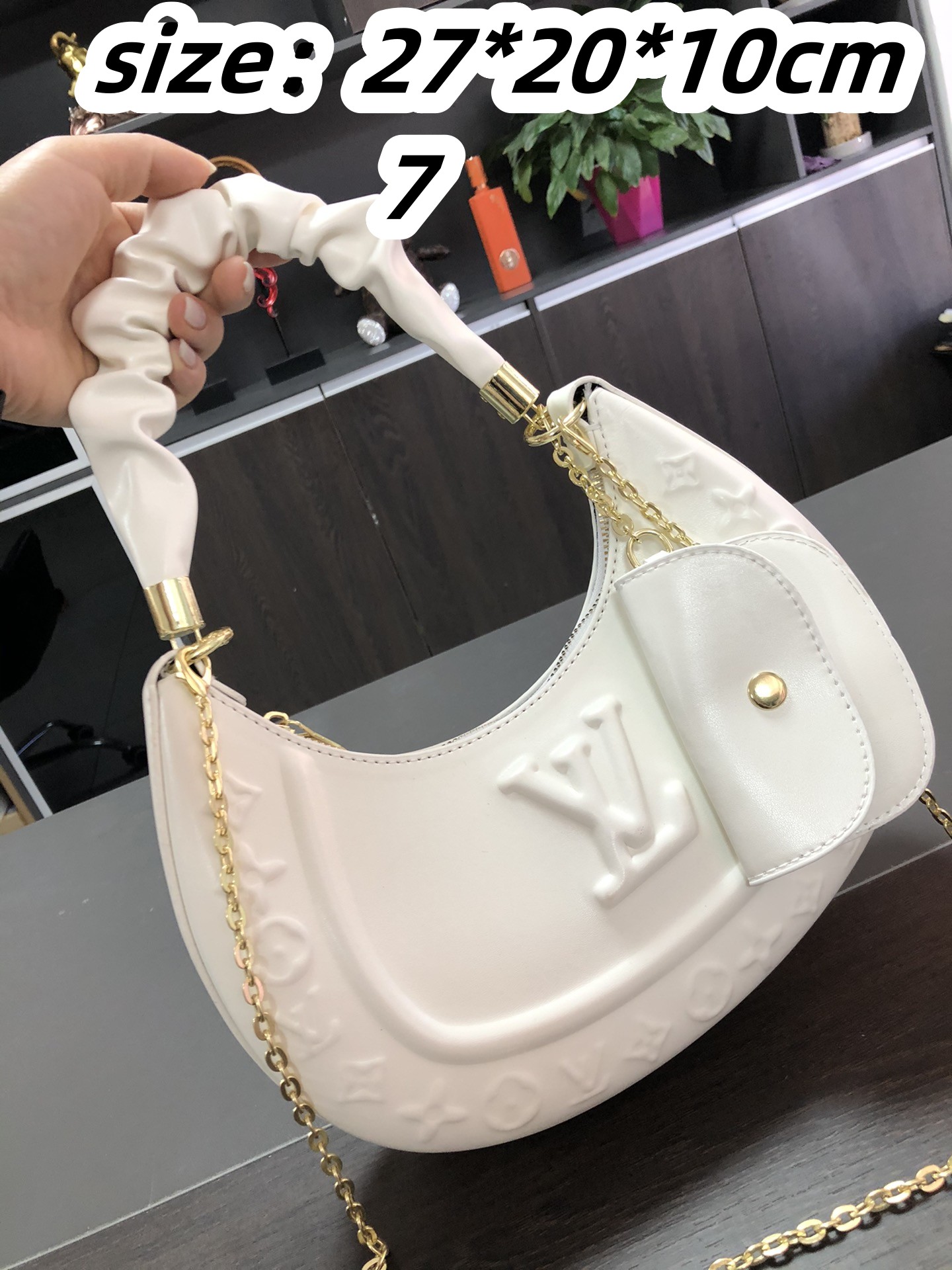 LV 27.99$  code 448-9695-T gallery