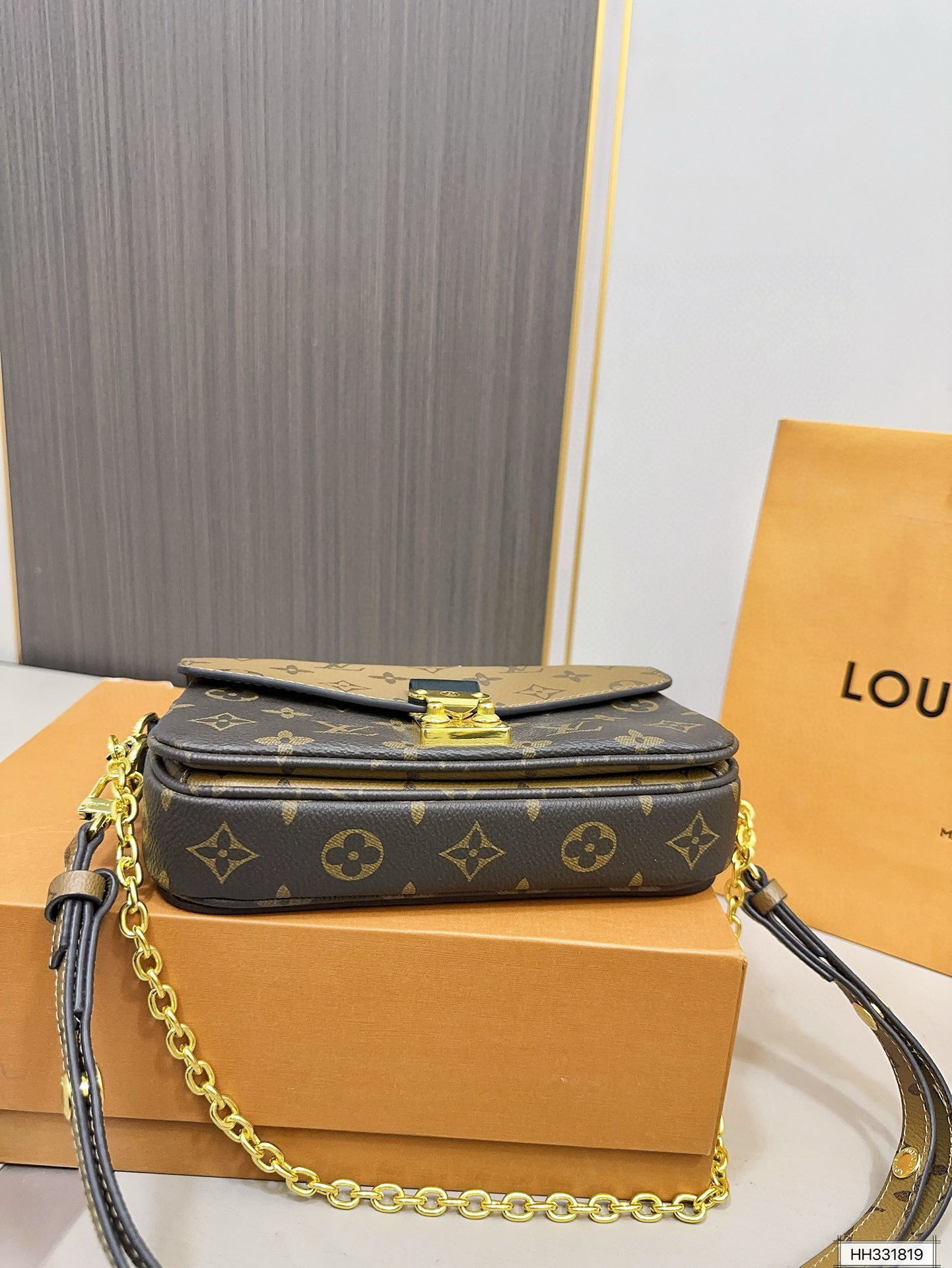 LV 49.34$   10193-T gallery