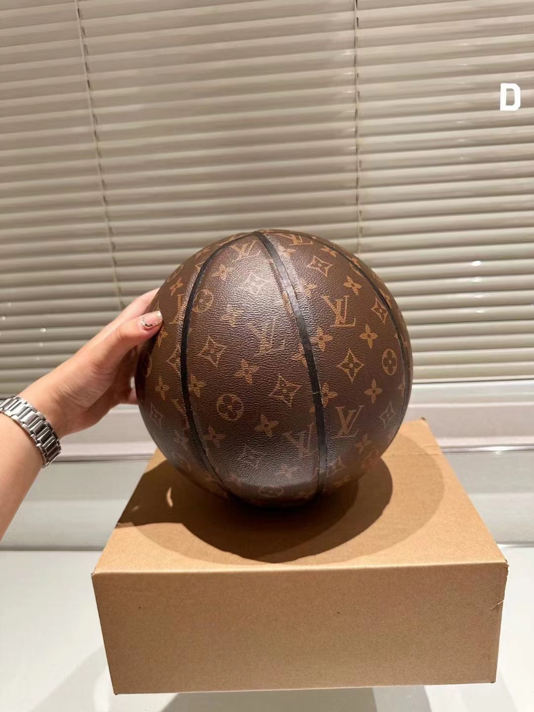 LV 56.37$ Code 472-9693-T gallery