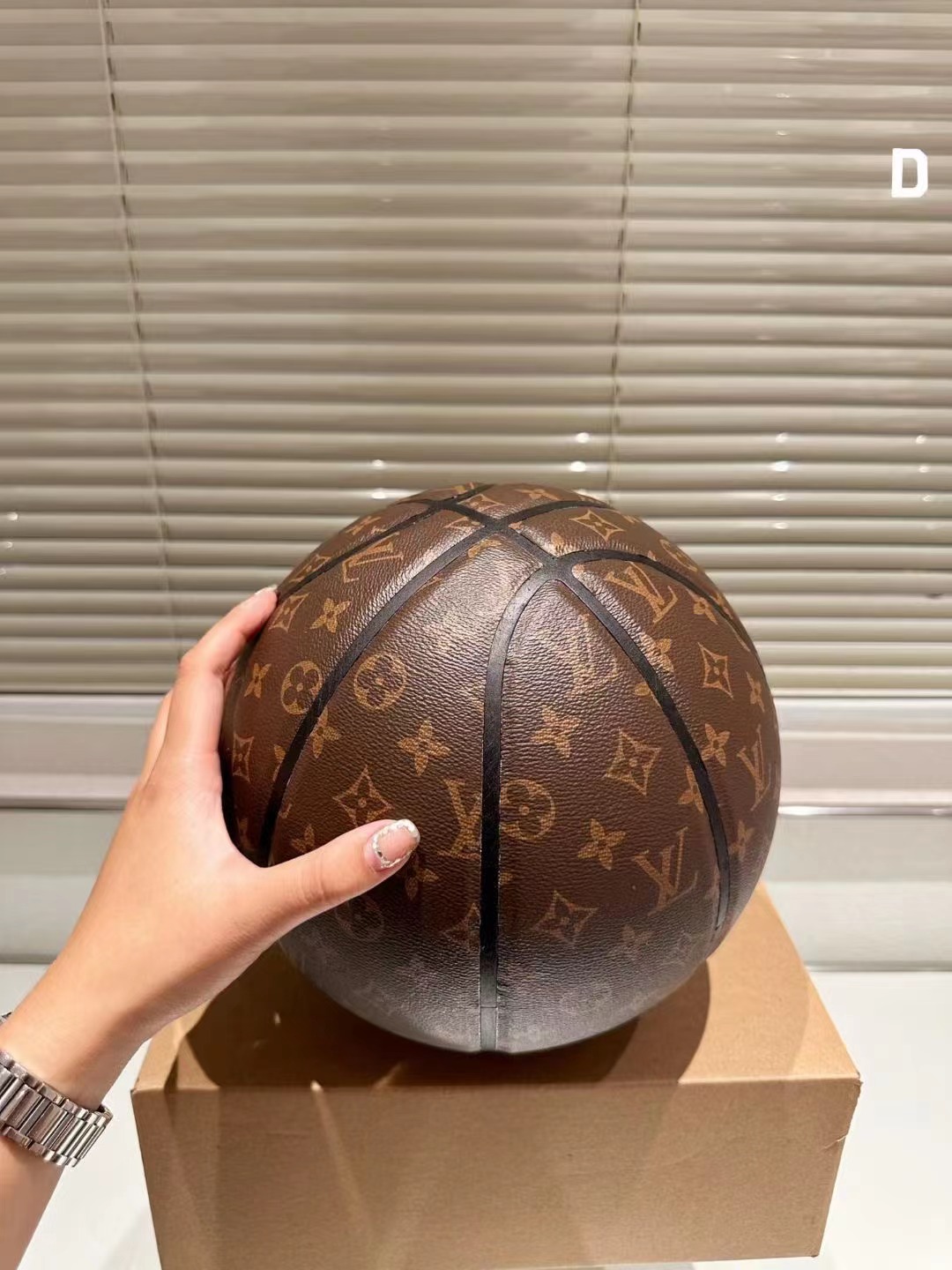 LV 56.37$ Code 472-9693-T gallery