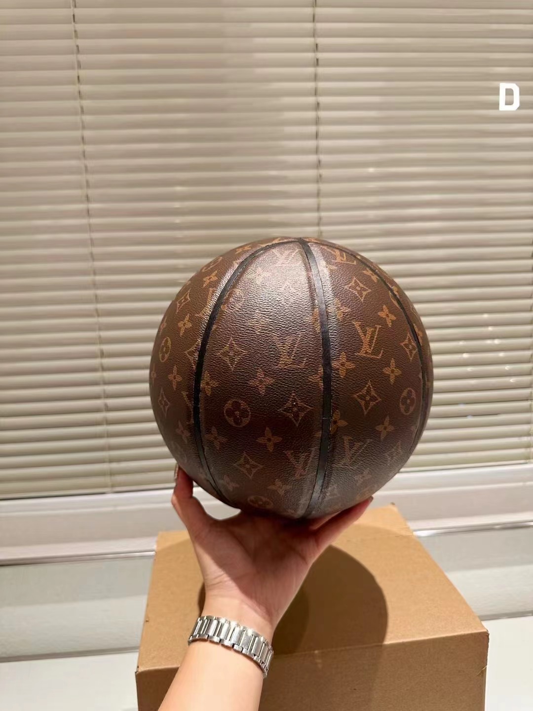 LV 58.37$ Code 472-9693-T gallery