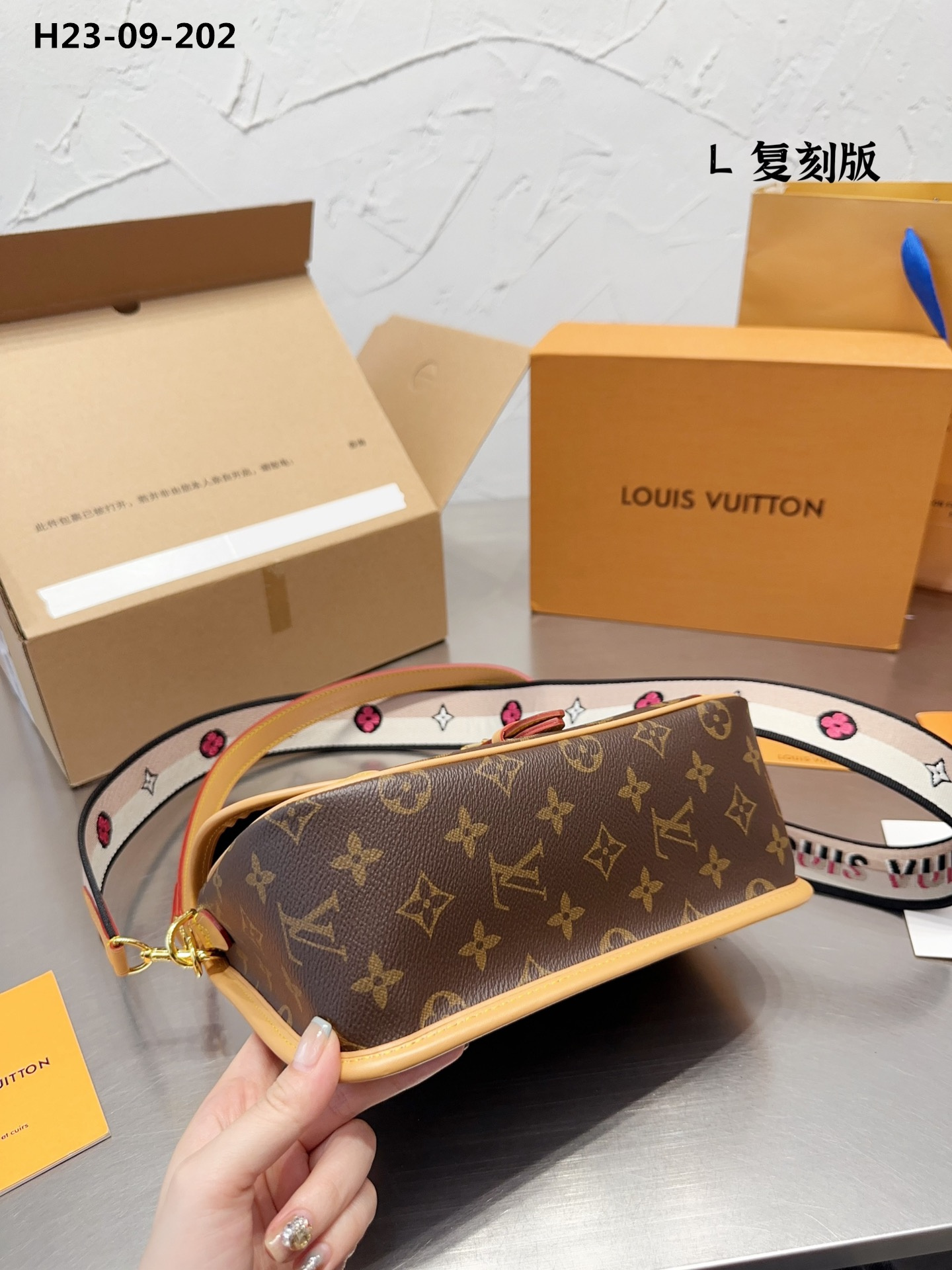 LV 59.99$   10220-T gallery