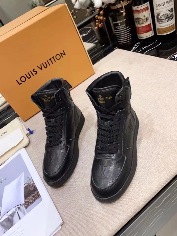 LV $100 gallery