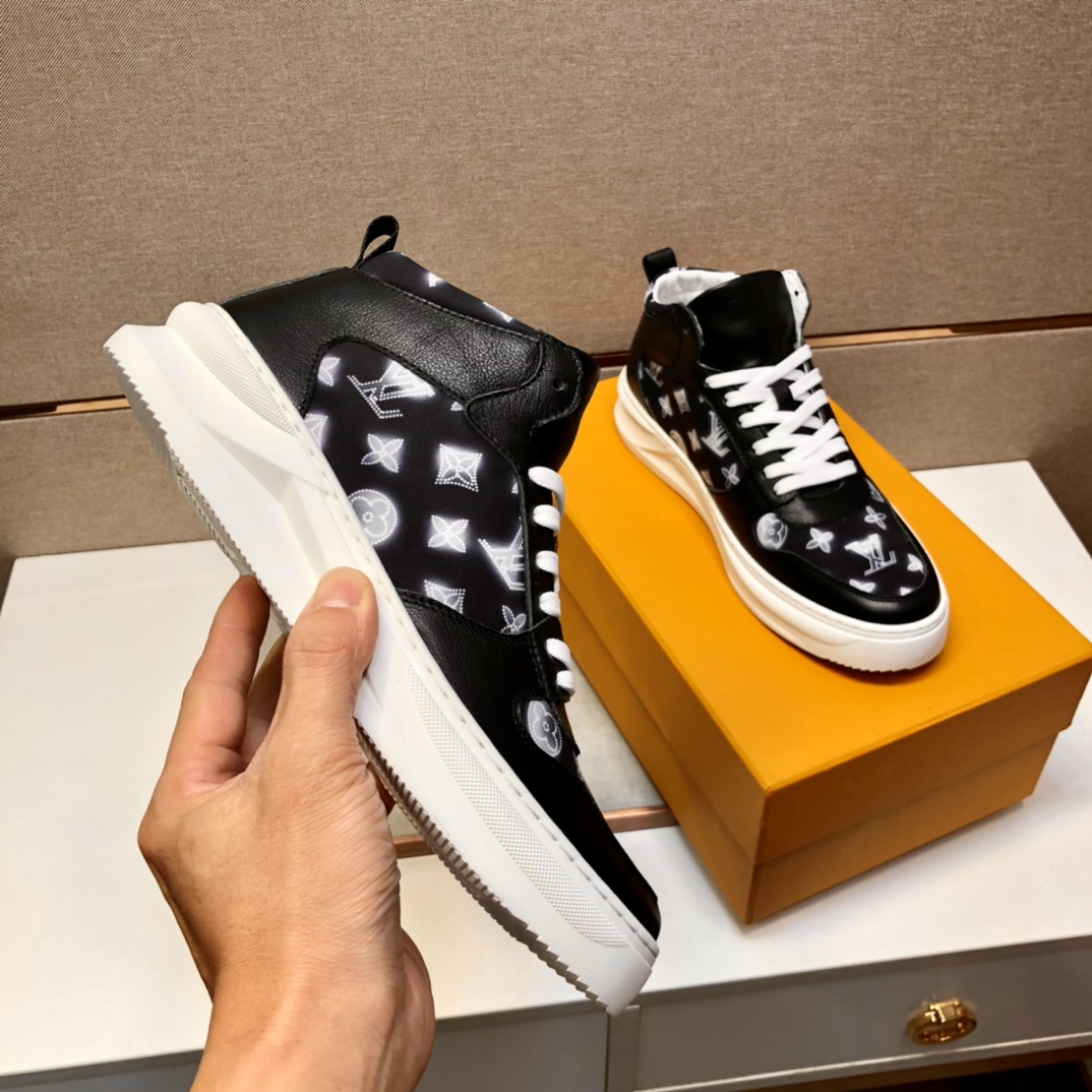 LV $100 gallery