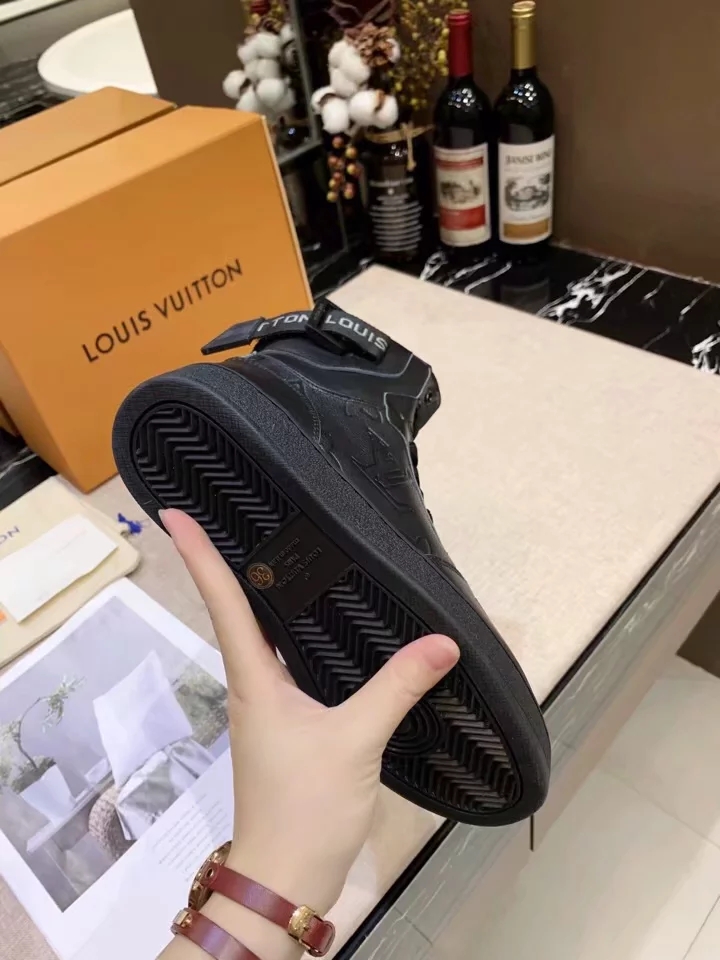 LV $100 gallery