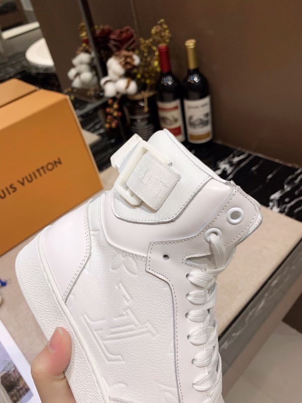 LV $100 gallery