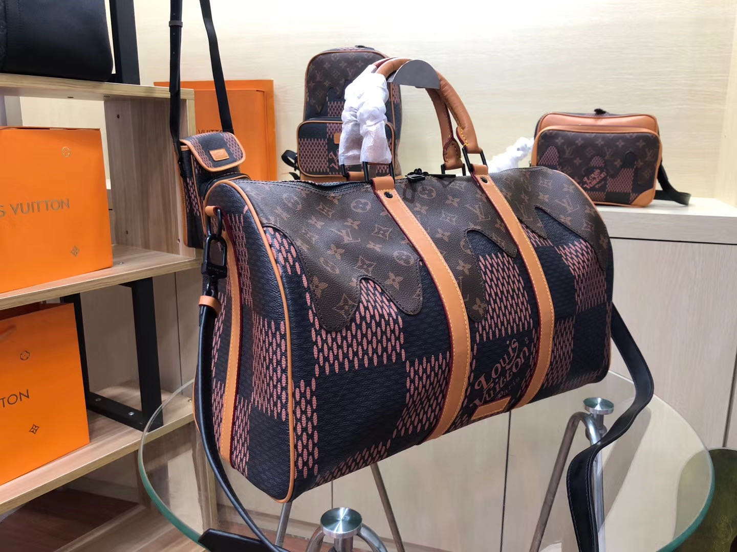 LV $100 gallery